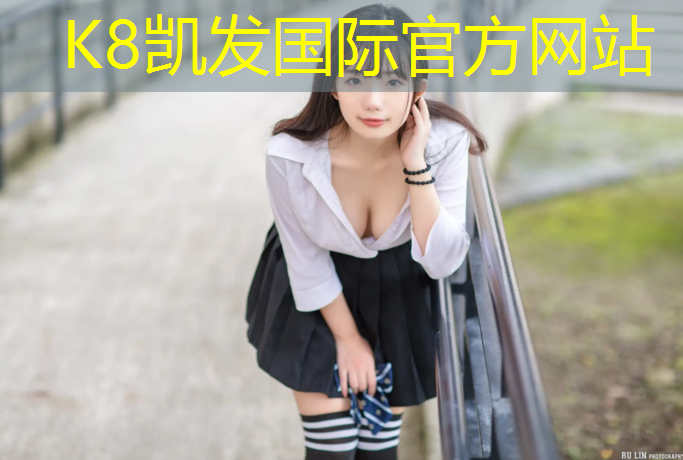 K8凯发：塑胶跑道撒颗粒